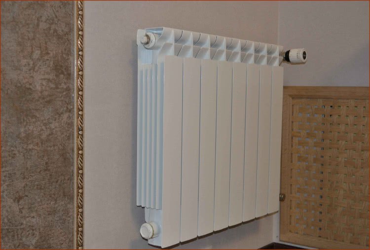 Радиатор отопления в доме