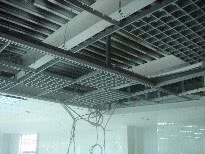 Потолок Грильято. Потолок-решетка позволяет скрыть комуникации, но обеспечить быстрый доступ в пространство за потолком.