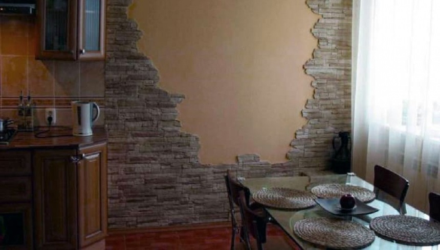 Комбинированная отделка стен: камень, плитка, обои под покраску