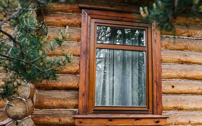 Деревянные окна идеально подходят к домам из бруса и бревна