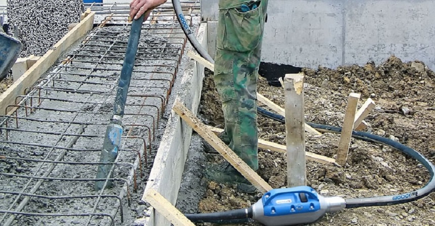 Уплотнение бетона с помощью глубинного вибратора
