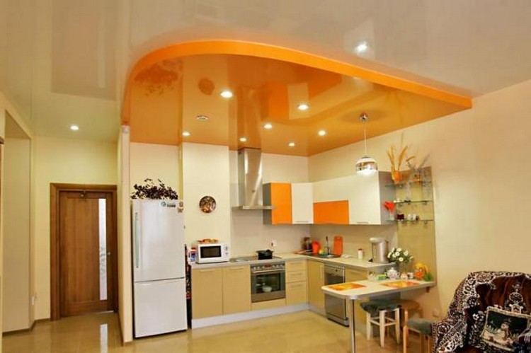 Натяжной потолок в кухне