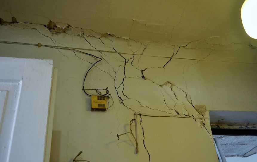 Трещины в стенах внутри здания