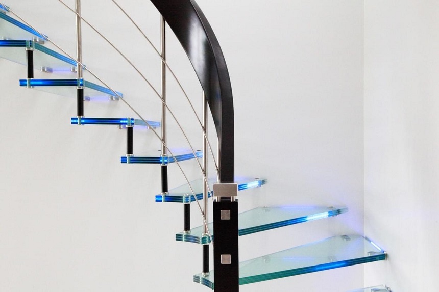 Больцевая лестница со ступенями из цветного стекла