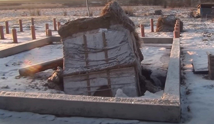 Утепленный металлический модуль погреба вытолкнут на поверхность пучинистыми грунтами