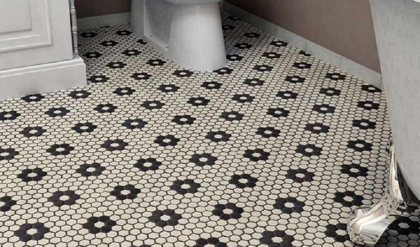 Шестиугольная мозаика на полу в санузле
