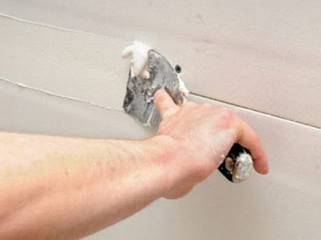 Как удалить трещину с потолка