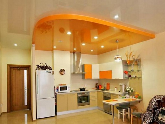 Натяжные потолки в кухне