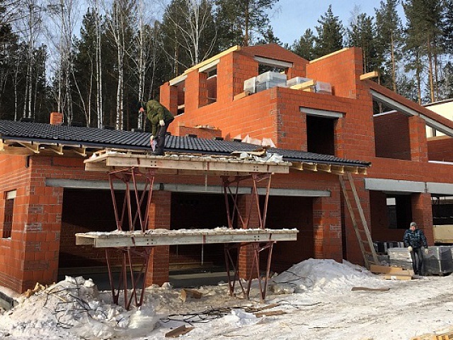 Строительство дома зимой: за и против