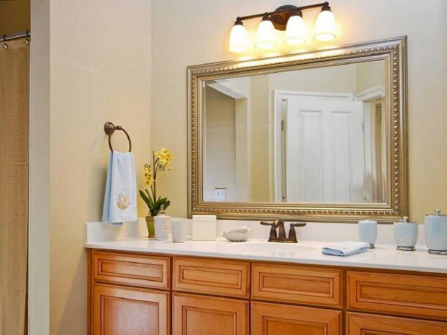 Выбор зеркала для ванной комнаты и коридора