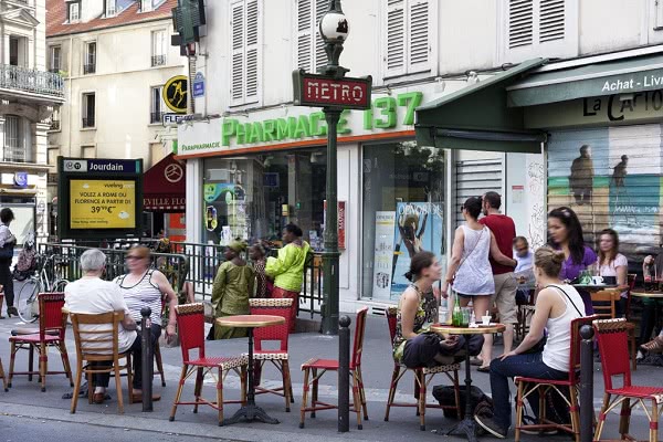 Яркие пластиковые стулья на летней площадке кафе в пригороде Парижа - просто и по-домашнему