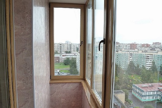 Балкон с отделкой ПВХ панелями с цветом под мрамор 4