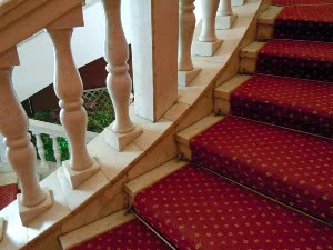 Декорирование лестницы ковром