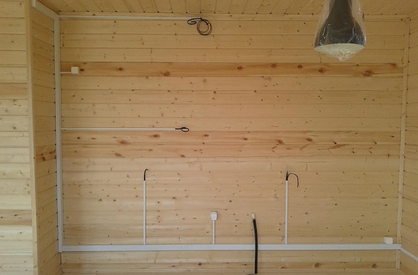 Открытая проводка в деревянном доме (в кабель-каналах).