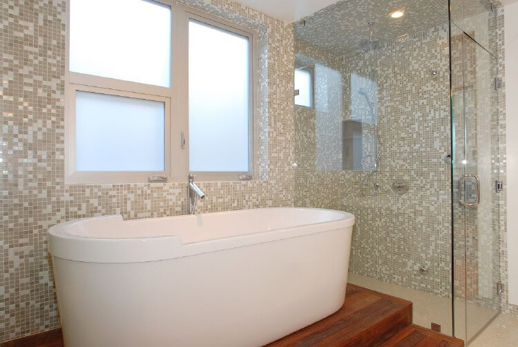 Облицовка стен в ванной комнате мозаикой