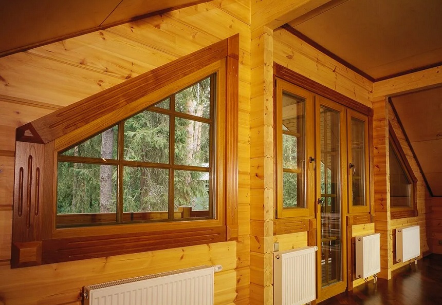 Окно нестандартной формы и балконный блок в деревянном доме