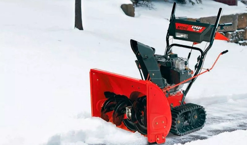 Снегоуборщик с двухступенчатым (роторным) механизмом выброса снега