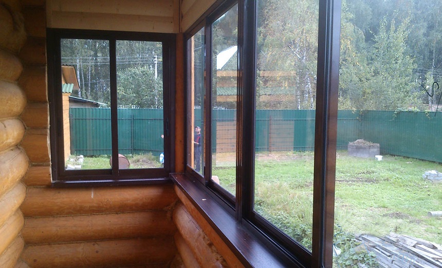 Окна на веранде деревянного дома