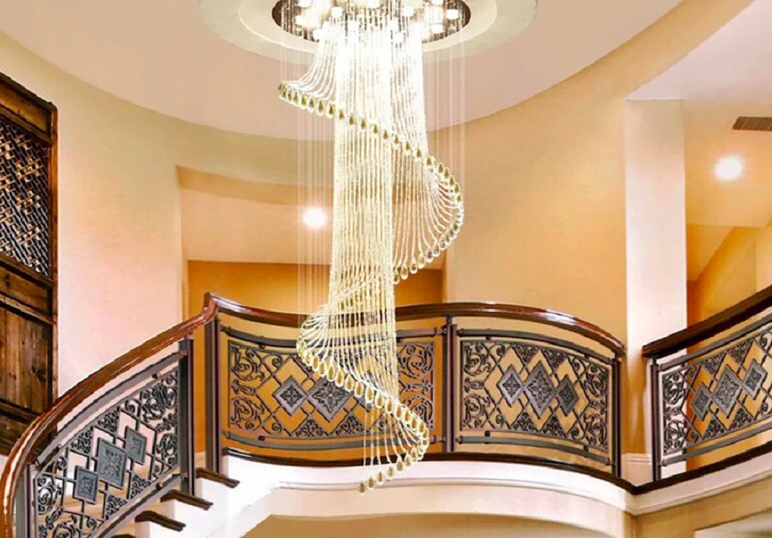 Освещение лестниц: длинные люстры 