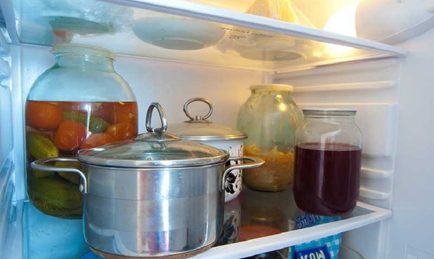 Не ставьте в холодильник посуду с горячими блюдами.