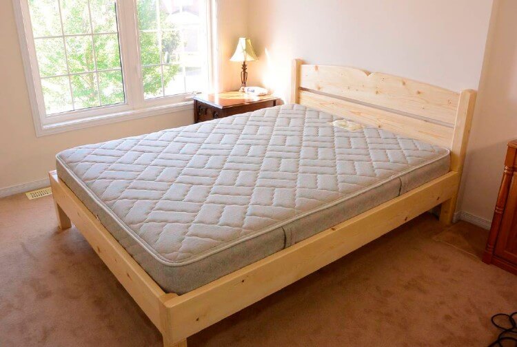 Деревянная кровать для спальни