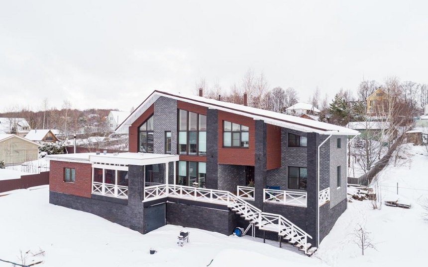 Дом в стиле фахверк, облицованный гибкой битумной плиткой 