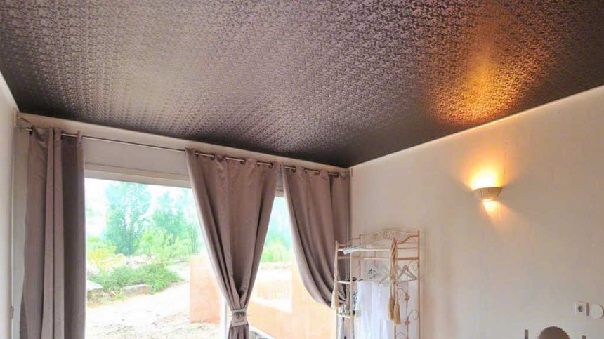 Текстурный тканевый потолок