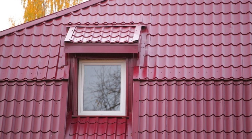 Мансардное окно в крыше из металлочерепицы