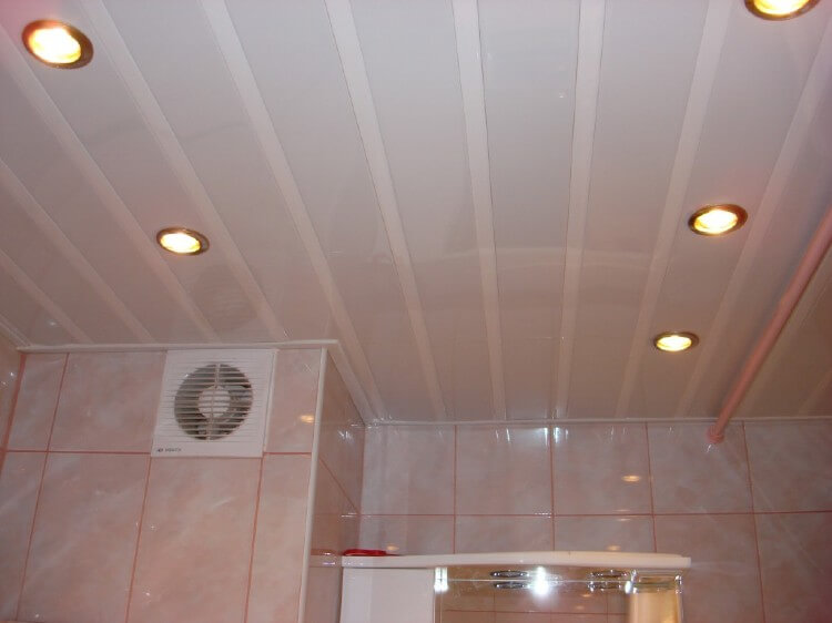 Отделка потолка в ванной комнате панелями ПВХ