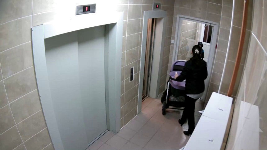 Видеокамера контролирует лифтовый холл