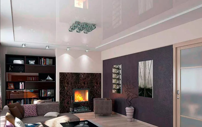 Глянцевые потолки в гостиной отражают цвет стен