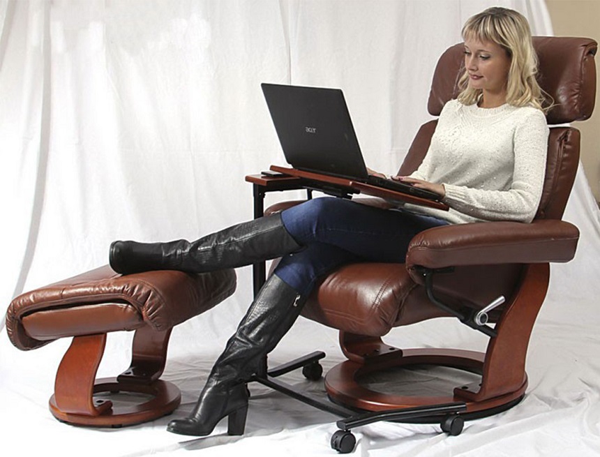 Кресло для работы с ноутбуком с пуфиком для ног и столиком