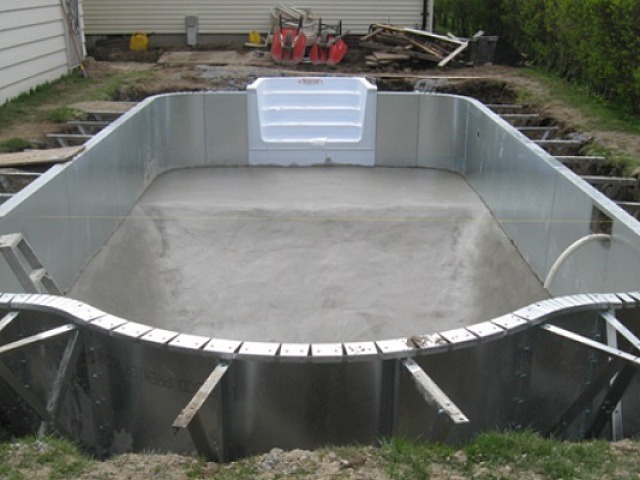 Бассейн с бетонной чашей