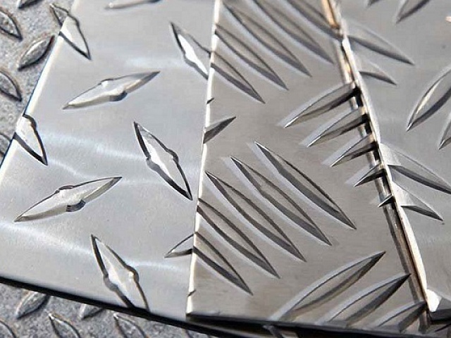 Рифленые листы из нержавеющей стали: виды, свойства, применение